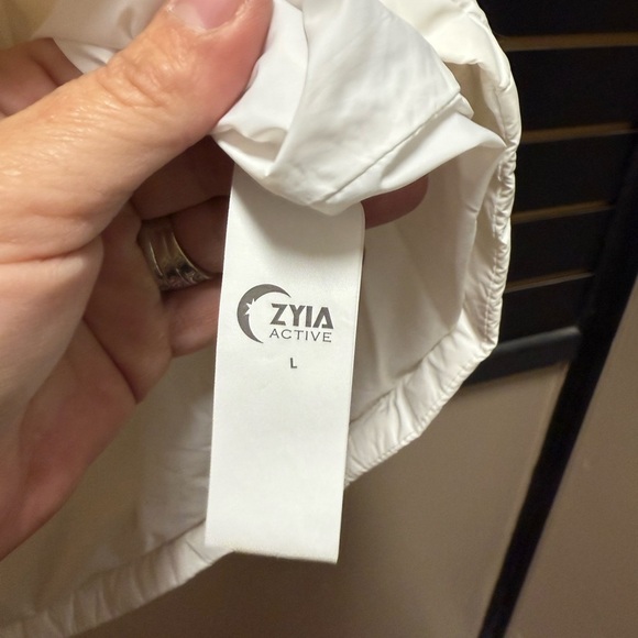 Zyia Women's White Puffer Alpine Vest - Picture 2 of 4